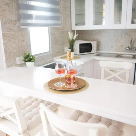 Adults Only Sunny Quiet With Aircon In Center Of Americas Apartamento *